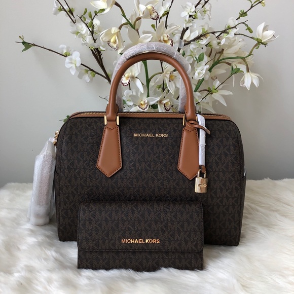 Michael Kors Handbags - 🌹Michael Kors Hayes Duffle brown signature Set🌹